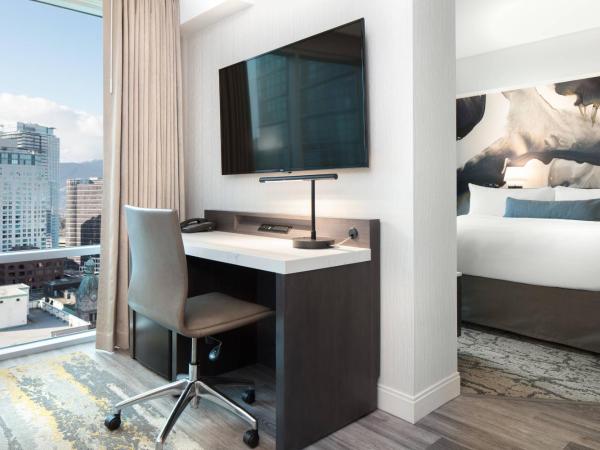 Delta Hotels by Marriott Vancouver Downtown Suites : photo 1 de la chambre suite deluxe avec 1 lit king-size, canapé-lit, vue sur la ville, Étage supérieur
