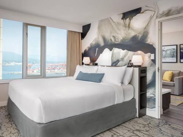 Delta Hotels by Marriott Vancouver Downtown Suites : photo 2 de la chambre suite lit king-size avec canapé-lit - vue partielle sur eau