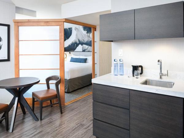 Delta Hotels by Marriott Vancouver Downtown Suites : photo 1 de la chambre suite urban kitchen suite, 1 lit king-size, canapé-lit, vue sur la ville