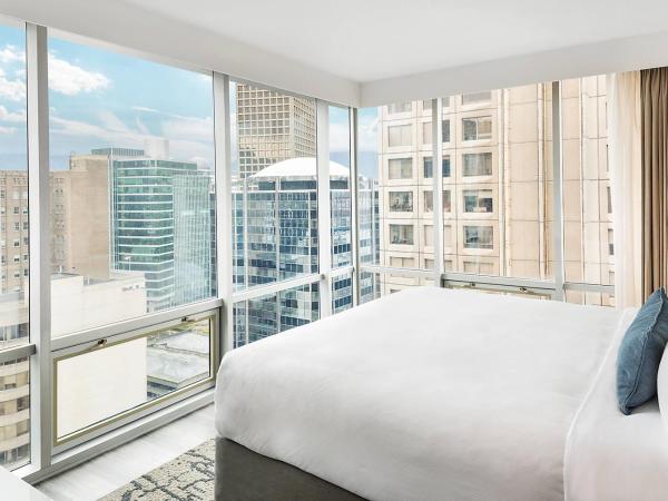 Delta Hotels by Marriott Vancouver Downtown Suites : photo 1 de la chambre suite d’angle deluxe 1 lit king size et canapé-lit - vue sur ville