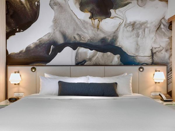 Delta Hotels by Marriott Vancouver Downtown Suites : photo 2 de la chambre suite lit king-size et canapé-lit