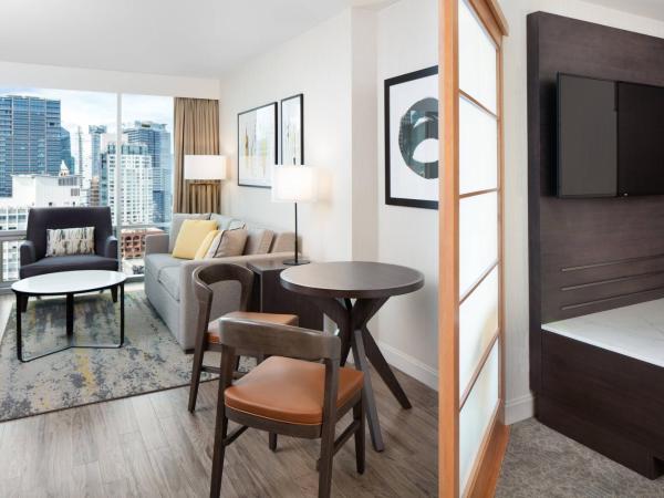 Delta Hotels by Marriott Vancouver Downtown Suites : photo 3 de la chambre suite urban kitchen suite, 1 lit king-size, canapé-lit, vue sur la ville