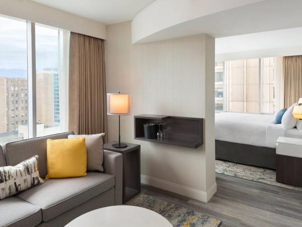 Delta Hotels by Marriott Vancouver Downtown Suites : photo 4 de la chambre suite d’angle deluxe 1 lit king size et canapé-lit - vue sur ville