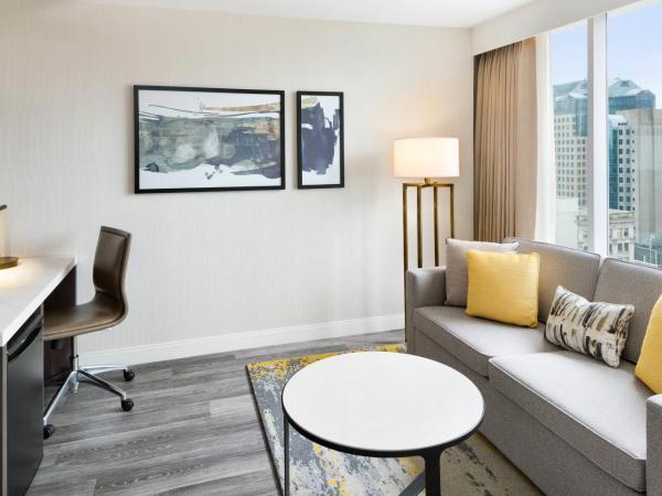 Delta Hotels by Marriott Vancouver Downtown Suites : photo 5 de la chambre suite d’angle deluxe 1 lit king size et canapé-lit - vue sur ville
