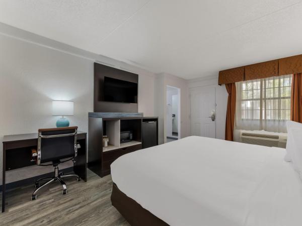 Quality Inn & Suites Airport : photo 3 de la chambre chambre lit king-size traditionnelle
