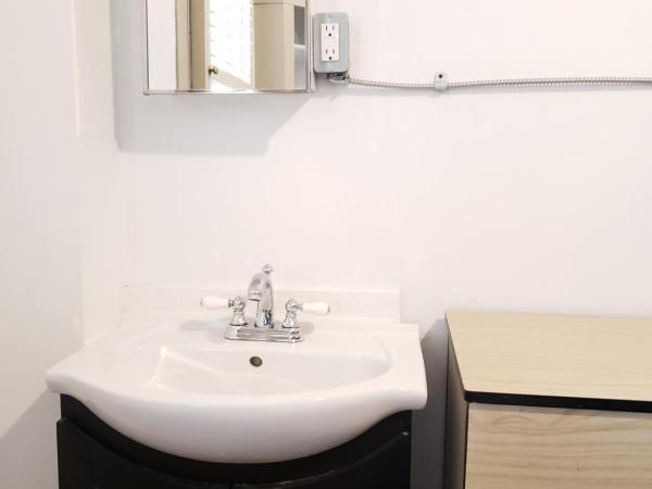 St. Clair Hotel Hostel : photo 6 de la chambre chambre quadruple avec salle de bains commune - lit double superposé