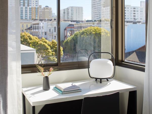 Kimpton Hotel Enso, an IHG Hotel : photo 5 de la chambre chambre d'angle lit king-size avec baignoire spa 