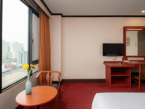 Alexander Hotel : photo 3 de la chambre chambre double supérieure avec deux lits doubles