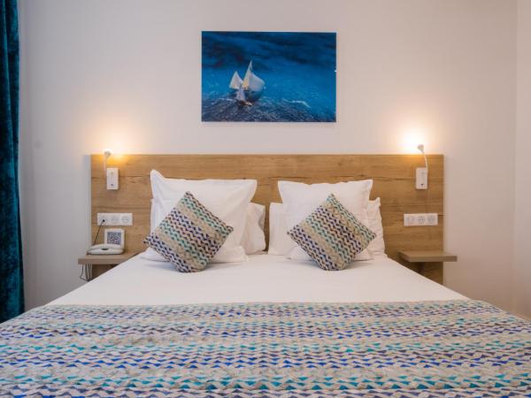 Hôtel de la Fontaine : photo 9 de la chambre chambre double - vue sur terrasse - rez-de-chaussée