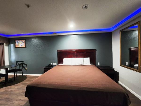 Express Inn Hobby Airport : photo 2 de la chambre chambre lit king-size - non-fumeurs