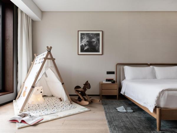 The Nook Hotel Hangzhou - A design hotel, Near subway : photo 1 de la chambre family room with kids tent-free minibar and free daily afternoon tea