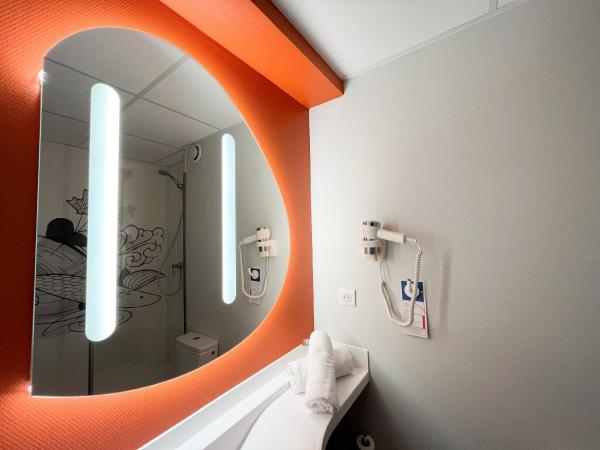 ibis budget Carcassonne La Cité : photo 1 de la chambre chambre triple avec 1 lit double et 1 lit superposé