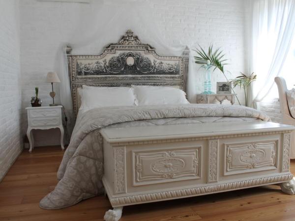 Bed & Breakfast Canova : photo 6 de la chambre chambre lit king-size - vue sur jardin