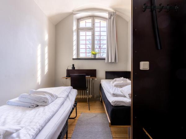 Hotell Gamla Fängelset : photo 1 de la chambre chambre simple avec lit d'appoint et salle de bains commune