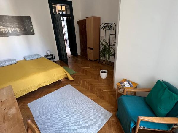 NAPartman Pécs : photo 3 de la chambre chambre double avec salle de bains commune