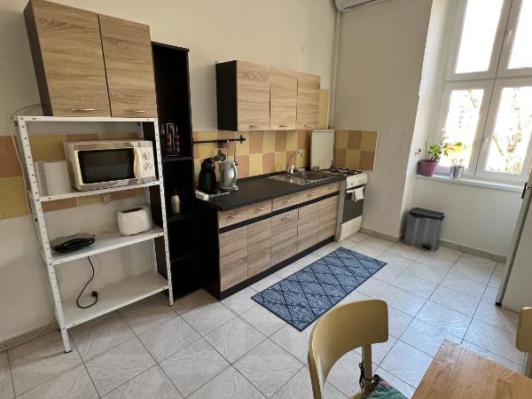 NAPartman Pécs : photo 5 de la chambre chambre double avec salle de bains commune