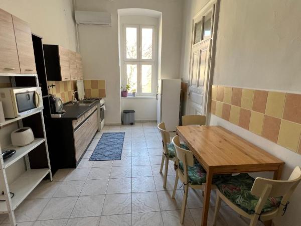 NAPartman Pécs : photo 4 de la chambre chambre double avec salle de bains commune