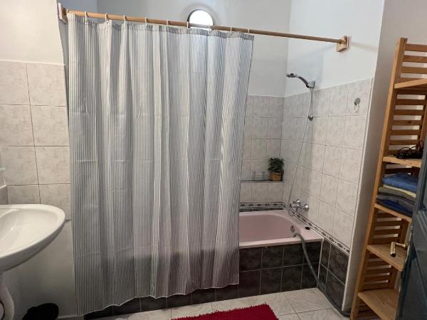 NAPartman Pécs : photo 7 de la chambre chambre double avec salle de bains commune