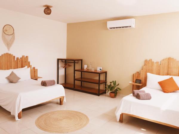 Mezcal Hostel : photo 6 de la chambre chambre quadruple avec salle de bains privative