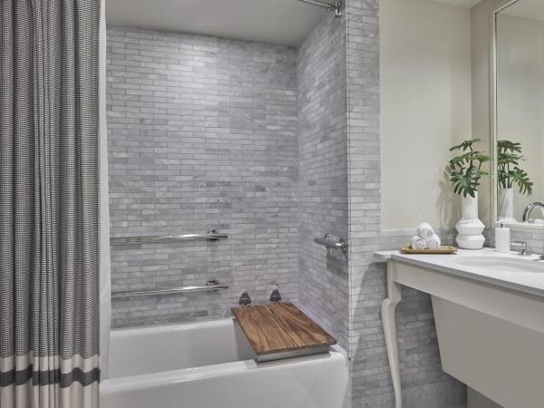 Viceroy Santa Monica : photo 5 de la chambre hébergement lit king-size adapté aux personnes à mobilité réduite/malentendantes avec douche accessible en fauteuil roulant - vue partielle sur océan