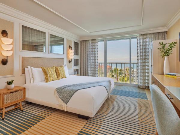 Viceroy Santa Monica : photo 1 de la chambre hébergement lit king-size adapté aux personnes à mobilité réduite/malentendantes avec douche accessible en fauteuil roulant - vue sur océan