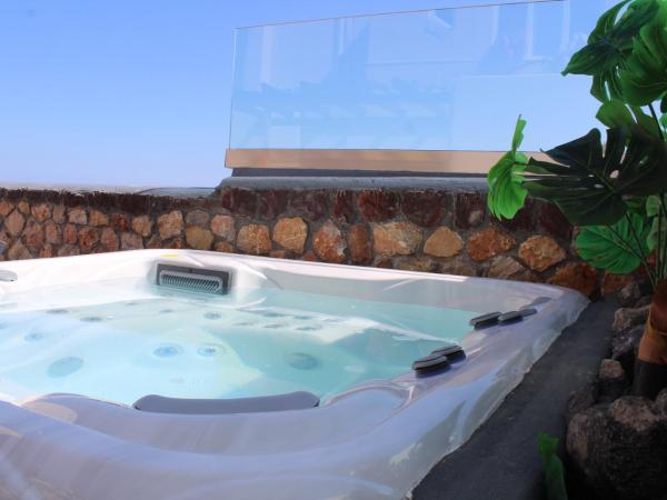 Villa Galaxy Santorini : photo 1 de la chambre suite junior avec bain à remous extérieur