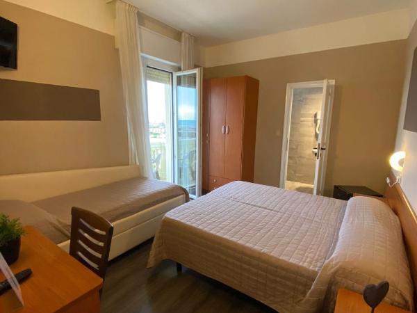 Hotel Nuovo Belvedere : photo 1 de la chambre chambre triple supérieure - vue sur mer