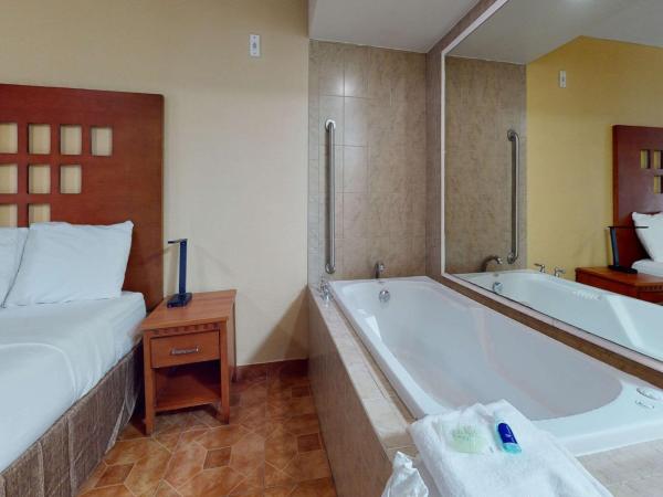 Rodeway Inn & Suites Fort Lauderdale Airport & Cruise Port : photo 4 de la chambre chambre king avec jacuzzi de luxe - non-fumeurs