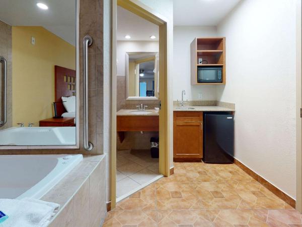 Rodeway Inn & Suites Fort Lauderdale Airport & Cruise Port : photo 1 de la chambre chambre king avec jacuzzi de luxe - non-fumeurs