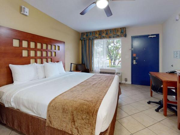 Rodeway Inn & Suites Fort Lauderdale Airport & Cruise Port : photo 4 de la chambre chambre lit king-size - non-fumeurs
