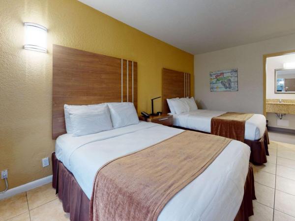 Rodeway Inn & Suites Fort Lauderdale Airport & Cruise Port : photo 5 de la chambre chambre avec 2 lits queen-size - vue sur jardin - non-fumeurs