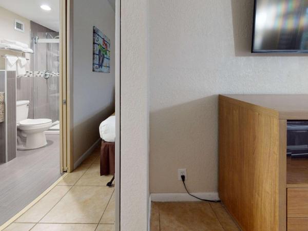 Rodeway Inn & Suites Fort Lauderdale Airport & Cruise Port : photo 2 de la chambre chambre avec 2 lits queen-size - vue sur jardin - non-fumeurs