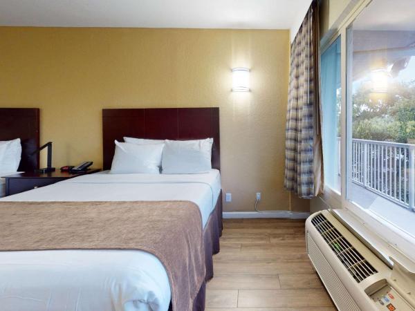 Rodeway Inn & Suites Fort Lauderdale Airport & Cruise Port : photo 4 de la chambre chambre 2 lits queen-size - vue sur parking - non-fumeurs