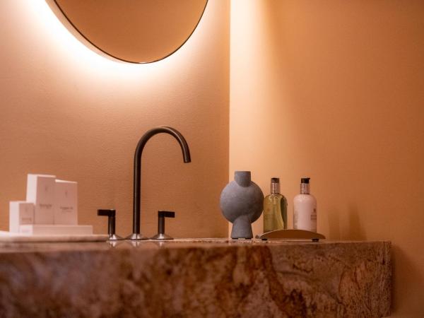 El Fuerte Marbella : photo 6 de la chambre chambre double suprême - vue partielle sur mer