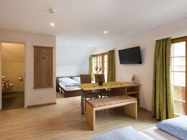 Hotel Restaurant Hirschen : photo 5 de la chambre chambre double avec 2 lits d'appoint