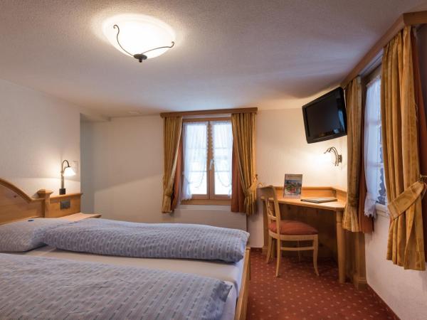 Hotel Restaurant Hirschen : photo 7 de la chambre chambre double avec 2 lits d'appoint