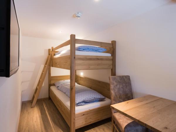 Hotel Restaurant Hirschen : photo 6 de la chambre chambre double avec 2 lits d'appoint