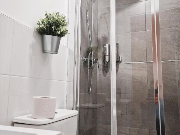 Hostal Comercial : photo 8 de la chambre petite chambre double intérieure