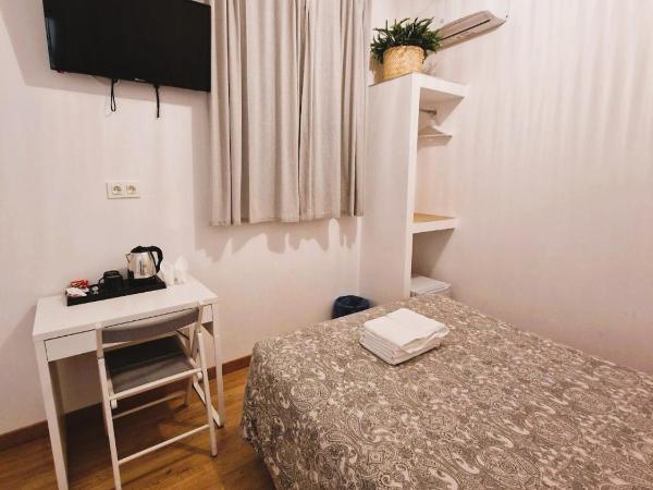 Hostal Comercial : photo 6 de la chambre petite chambre double intérieure