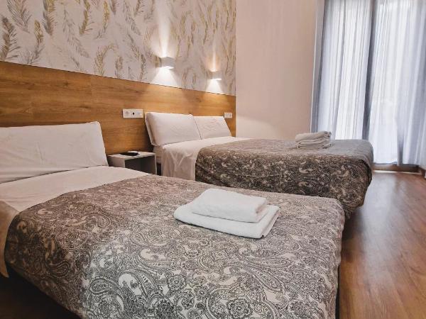 Hostal Comercial : photo 1 de la chambre chambre double avec lit d'appoint