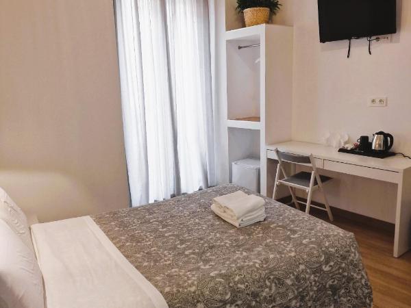 Hostal Comercial : photo 8 de la chambre chambre double avec lit d'appoint