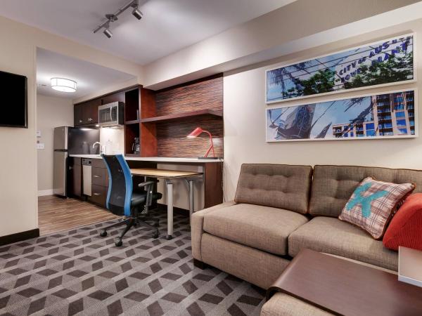 TownePlace Suites by Marriott Austin Parmer/Tech Ridge : photo 1 de la chambre studio avec lit king-size et canapé-lit