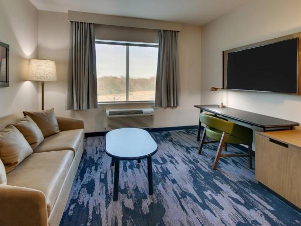 Fairfield Inn and Suites by Marriott Houston Brookhollow : photo 1 de la chambre suite lit king-size et canapé-lit