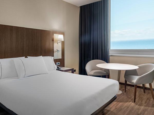 AC Hotel Barcelona Fórum by Marriott : photo 1 de la chambre chambre lit queen-size - vue sur mer