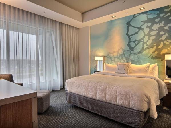 Courtyard by Marriott Quebec City : photo 1 de la chambre chambre lit king-size supérieure avec canapé-lit