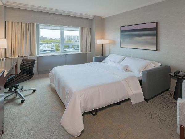 The Westin Nova Scotian : photo 1 de la chambre hébergement avec salon et canapé-lit