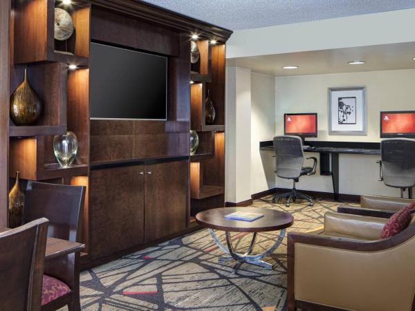 Houston Marriott West Loop by The Galleria : photo 4 de la chambre concierge level guest room, king bed