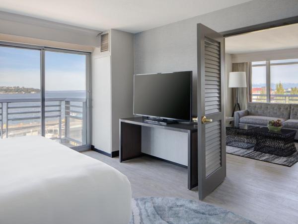 Seattle Marriott Waterfront : photo 3 de la chambre suite 1 chambre 1 lit king-size junior avec canapé-lit - vue sur eau