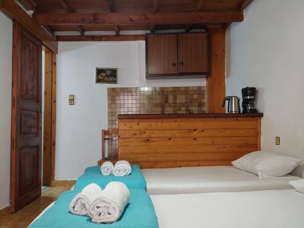 Guesthouse Chryssoula : photo 2 de la chambre chambre lits jumeaux avec balcon
