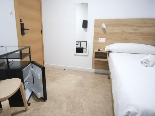 Urban Rooms Alicante : photo 2 de la chambre chambre simple avec salle de bains commune